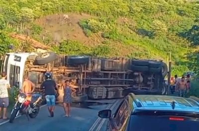 Caminhão tomba e interdita totalmente a PB-073 entre Guarabira e Pirpirituba